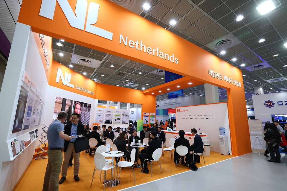 산업통상부와 한국배터리산업협회는 국내 최대 배터리 전시회 ‘인터배터리 2026’를 3월 11일부터 3일간 코엑스에서 개최했다. 이번 행사에는 우리나라 배터리셀 3사를 비롯해 소재·부품·장비 기업 등 배터리 전 밸류체인에 걸친 667개 국내외 기업들이 최신 제품과 기술 성과를 선보인다.