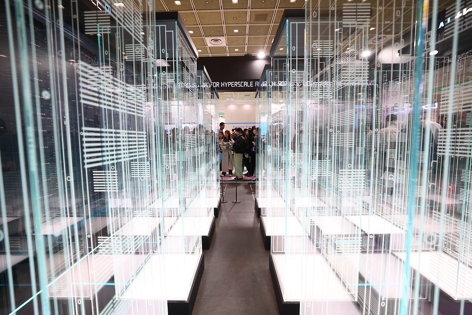 산업통상부와 한국배터리산업협회는 국내 최대 배터리 전시회 ‘인터배터리 2026’를 3월 11일부터 3일간 코엑스에서 개최했다. 이번 행사에는 우리나라 배터리셀 3사를 비롯해 소재·부품·장비 기업 등 배터리 전 밸류체인에 걸친 667개 국내외 기업들이 최신 제품과 기술 성과를 선보인다.