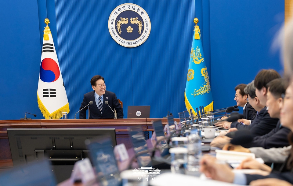 이재명 대통령이 3월 12일 청와대에서 열린 수석보좌관회의에서 발언하고 있다. 