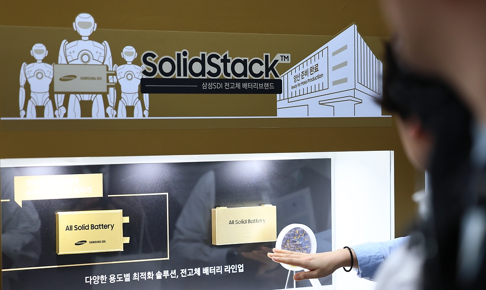 산업통상부와 한국배터리산업협회는 국내 최대 배터리 전시회 ‘인터배터리 2026’를 3월 11일부터 3일간 코엑스에서 개최했다. 이번 행사에는 우리나라 배터리셀 3사를 비롯해 소재·부품·장비 기업 등 배터리 전 밸류체인에 걸친 667개 국내외 기업들이 최신 제품과 기술 성과를 선보인다.