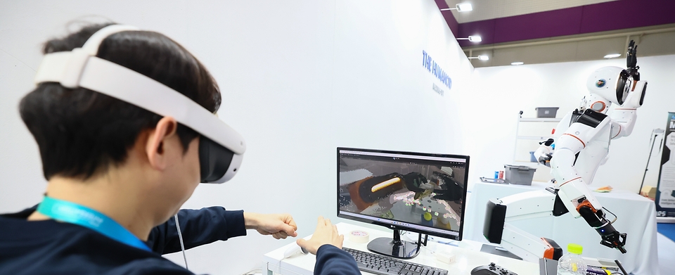 산업통상부와 한국배터리산업협회는 국내 최대 배터리 전시회 ‘인터배터리 2026’를 3월 11일부터 3일간 코엑스에서 개최했다. 이번 행사에는 우리나라 배터리셀 3사를 비롯해 소재·부품·장비 기업 등 배터리 전 밸류체인에 걸친 667개 국내외 기업들이 최신 제품과 기술 성과를 선보인다.