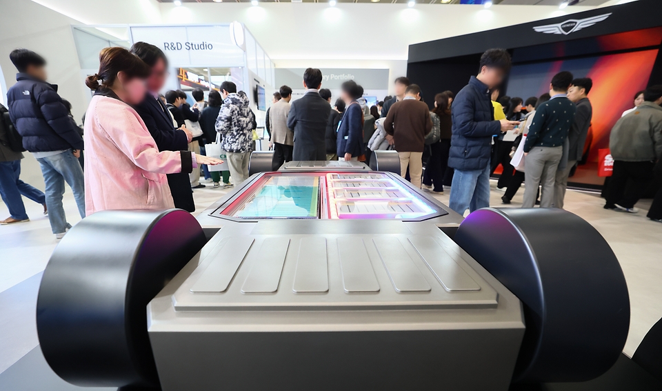 산업통상부와 한국배터리산업협회는 국내 최대 배터리 전시회 ‘인터배터리 2026’를 3월 11일부터 3일간 코엑스에서 개최했다. 이번 행사에는 우리나라 배터리셀 3사를 비롯해 소재·부품·장비 기업 등 배터리 전 밸류체인에 걸친 667개 국내외 기업들이 최신 제품과 기술 성과를 선보인다.