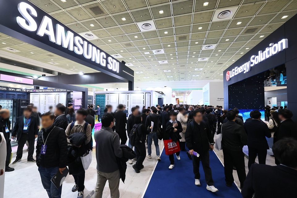 산업통상부와 한국배터리산업협회는 국내 최대 배터리 전시회 ‘인터배터리 2026’를 3월 11일부터 3일간 코엑스에서 개최했다. 이번 행사에는 우리나라 배터리셀 3사를 비롯해 소재·부품·장비 기업 등 배터리 전 밸류체인에 걸친 667개 국내외 기업들이 최신 제품과 기술 성과를 선보인다.