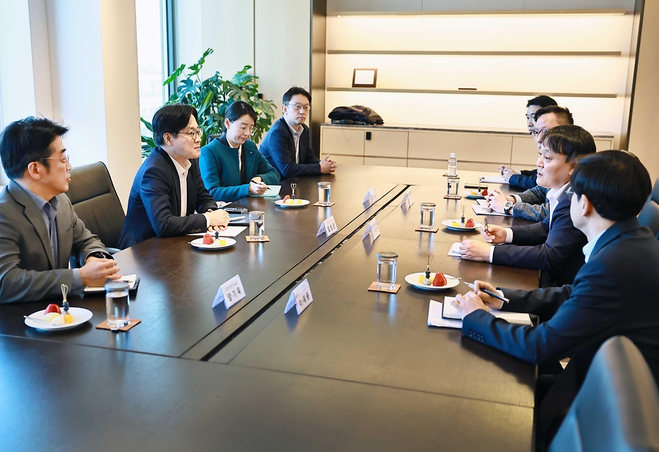 김정관 산업통상부 장관이 3월 13일 서울시 종로구에 위치한 SK에너지 본사를 방문해, 김종화 대표로부터 회사 운영현황 및 애로사항 등을 청취하고 
