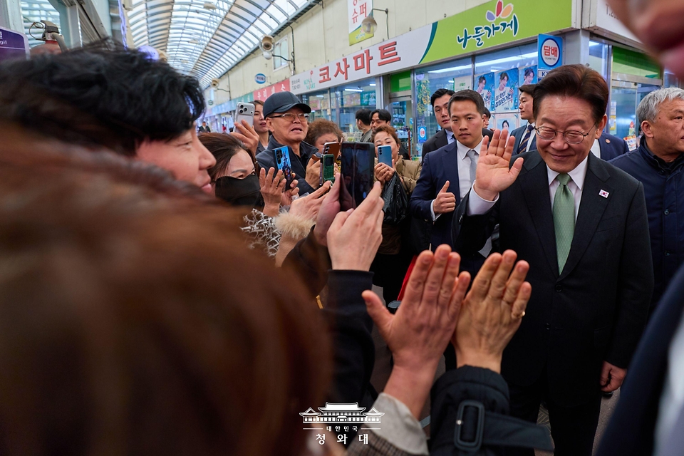 이재명 대통령이 3월 13일 충북 청주시 서원구 사창시장을 찾아 상인 및 시민과 인사를 하고 있다.