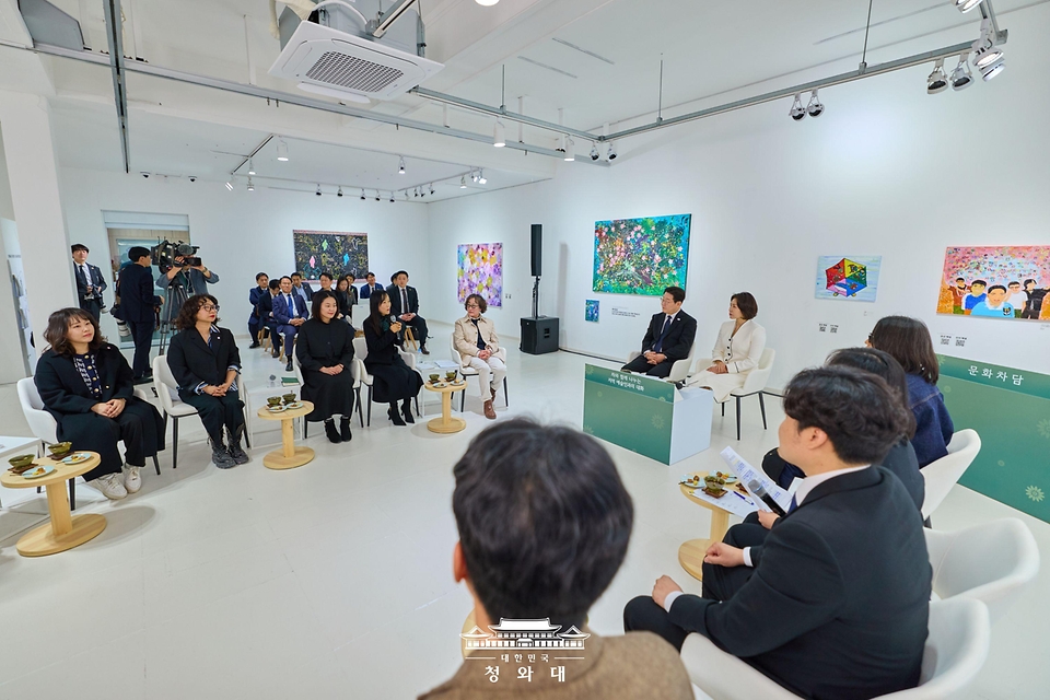 이재명 대통령과 김혜경 여사가 3월 15일 경남 창원시 마산합포구 창동예술촌 아트센터에서 창원 지역예술인과 차담회를 하고 있다.