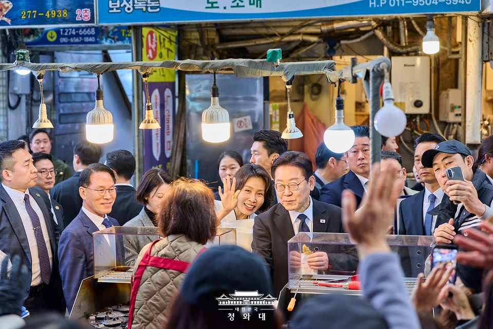 이재명 대통령과 김혜경 여사가 3월 15일 경남 창원시 성산구 반송시장을 찾아 시민들과 인사하고 있다.