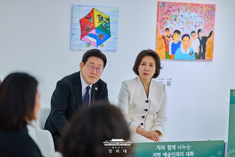 이재명 대통령이 3월 15일 경남 창원시 마산합포구 창동예술촌 아트센터에서 열린 창원 지역예술인과의 대화에서 참석자 발언을 듣고 있다.