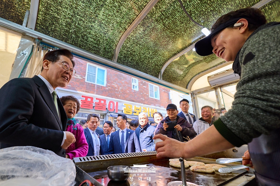 이재명 대통령이 3월 13일 충북 청주시 서원구 사창시장을 찾아 상인과 인사를 하고 있다.