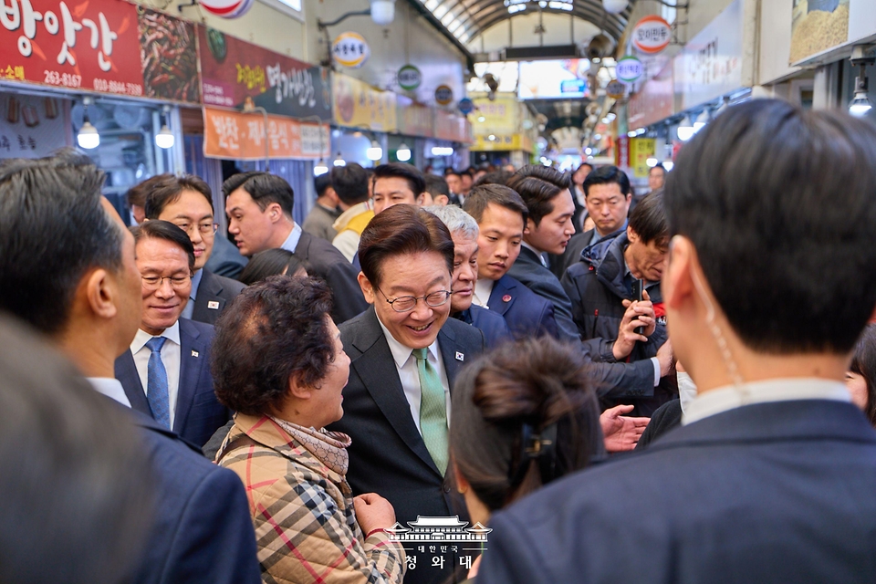 이재명 대통령이 3월 13일 충북 청주시 서원구 사창시장을 찾아 상인 및 시민들과 인사를 하고 있다.