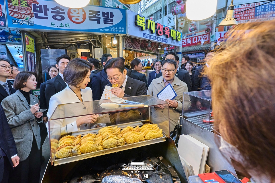이재명 대통령과 김혜경 여사가 3월 15일 창원 반송시장을 찾아 붕어빵을 맛보고 있다.
