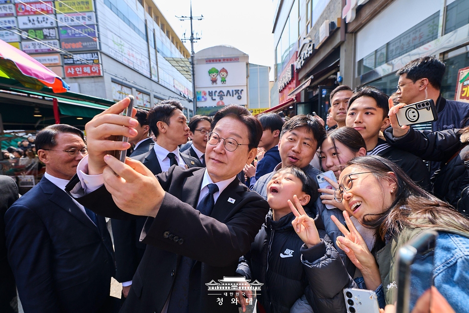 이재명 대통령이 3월 15일 경남 창원시 성산구 반송시장에서 시민들과 기념 촬영하고 있다.