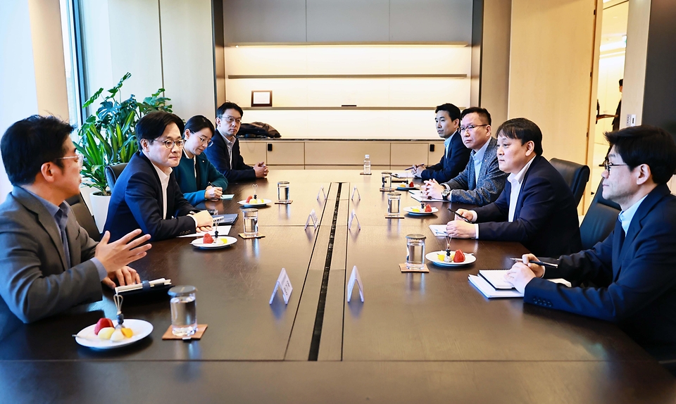 김정관 산업통상부 장관이 3월 13일 서울시 종로구에 위치한 SK에너지 본사를 방문해, 김종화 대표로부터 회사 운영현황 및 애로사항 등을 청취하고 