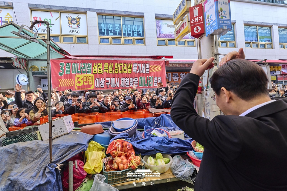 이재명 대통령이 3월 15일 경남 창원시 성산구 반송시장에서 시민들을 향해 하트를 만들어 보이고 있다.