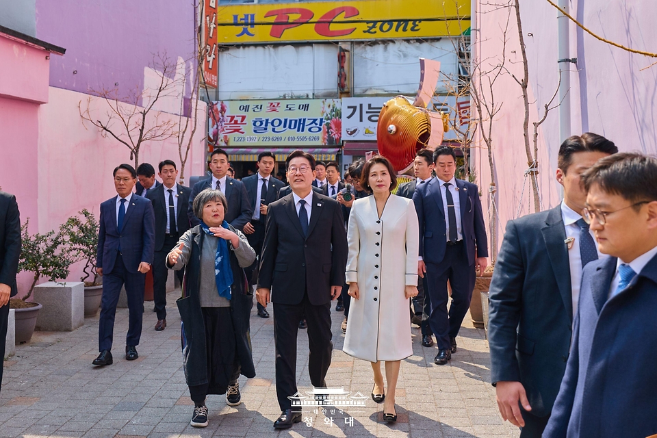 이재명 대통령과 김혜경 여사가 3월 15일 경남 창원시 마산합포구 창동예술촌 아트센터에서 창원 지역예술인과 차담회 장소로 이동하고 있다.