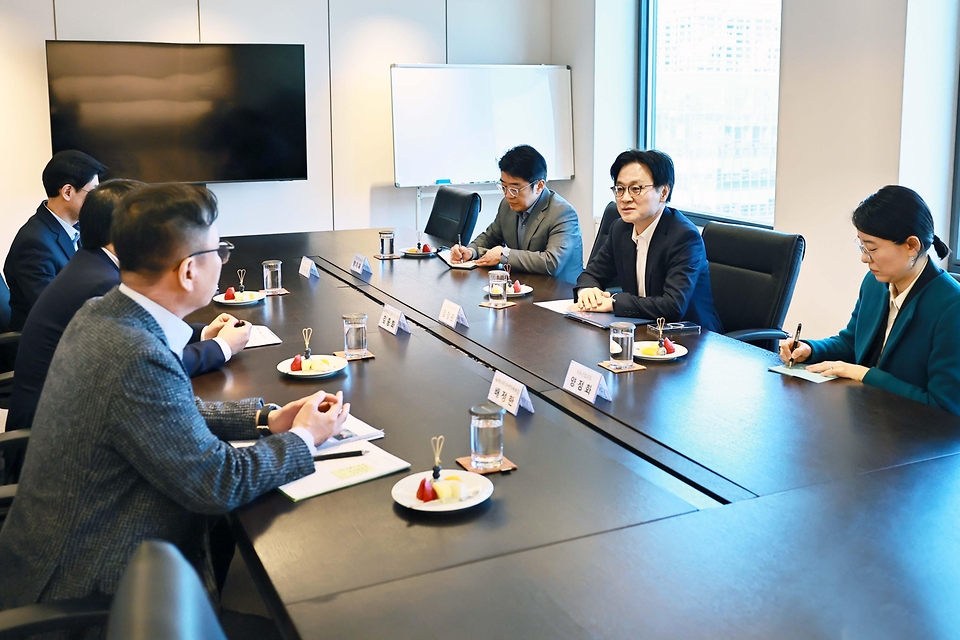 김정관 산업통상부 장관이 3월 13일 서울시 종로구에 위치한 SK에너지 본사를 방문해, 김종화 대표로부터 회사 운영현황 및 애로사항 등을 청취하고 
