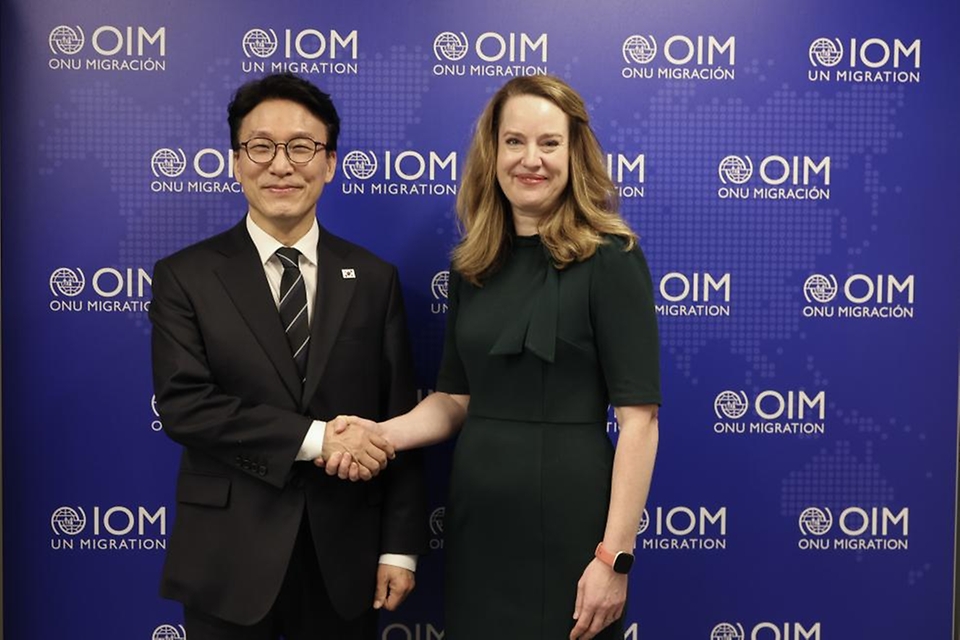 스위스를 방문 중인 김민석 국무총리가 3월 17일(현지 시간) 스위스 제네바 국제이주기구(IOM) 본부에서 에이미 포프 IOM 사무총장과 면담을 하고 있다.