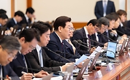 제28차 대통령 주재 수석·보좌관 회의 사진 4