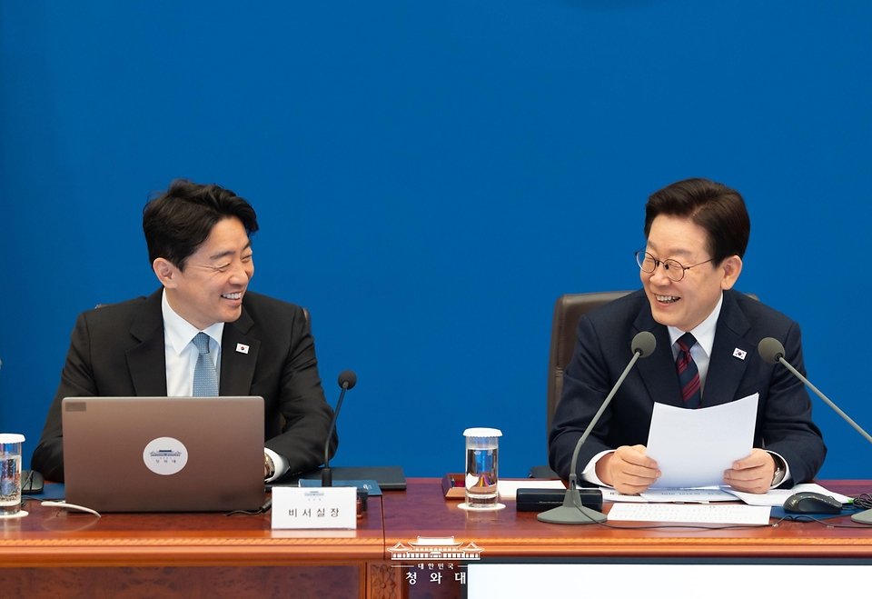 이재명 대통령이 3월 19일 청와대에서 열린 수석보좌관회의에서 강훈식 대통령비서실장과 대화하고 있다.