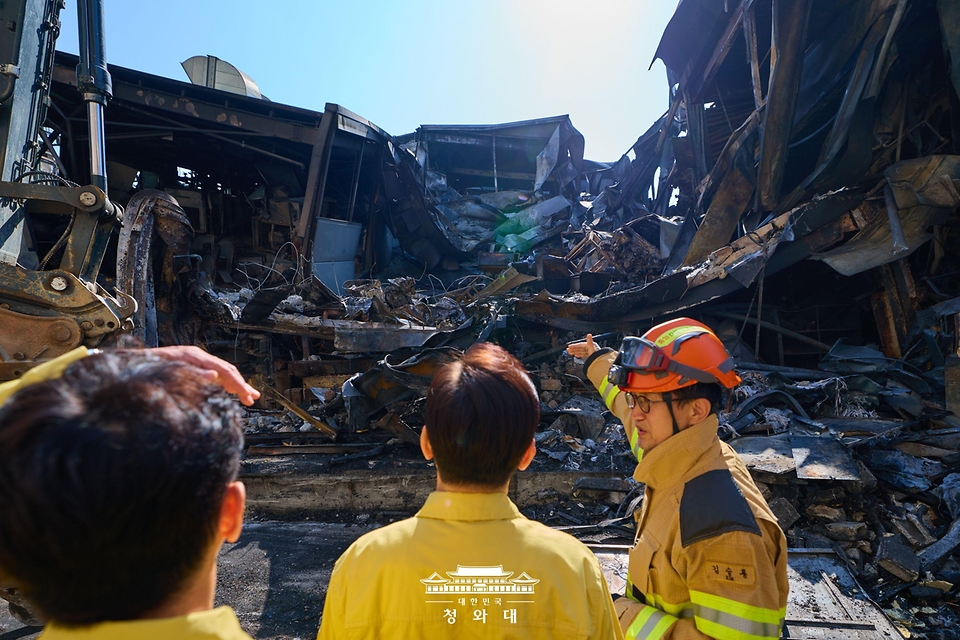 이재명 대통령이 3월 21일 대전 대덕구 안전공업 건물의 대형 화재 현장을 찾아 피해 상황을 살펴보고 있다.