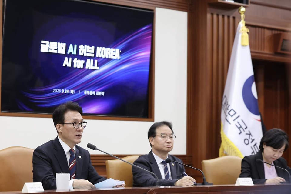 김민석 국무총리가 3월 24일 세종대로 정부서울청사에서 열린 글로벌 AI 허브 유치위원회를 주재하고 있다.