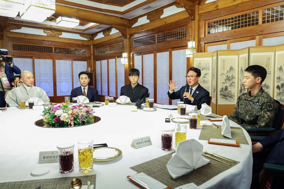 김민석 국무총리가 3월 23일 삼청동 총리서울공관에서 열린 생명대사 및 천명수호처 만찬 간담회를 주재하고 있다.