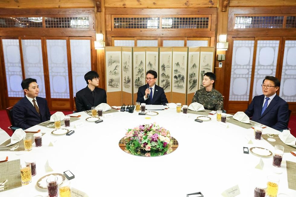 김민석 국무총리가 3월 23일 삼청동 총리서울공관에서 열린 생명대사 및 천명수호처 만찬 간담회를 주재하고 있다.