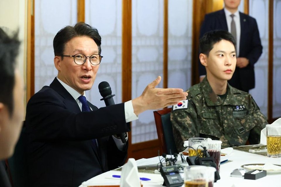 김민석 국무총리가 3월 23일 삼청동 총리서울공관에서 열린 생명대사 및 천명수호처 만찬 간담회를 주재하고 있다.