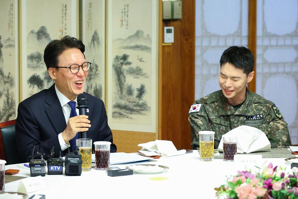 김민석 국무총리가 3월 23일 삼청동 총리서울공관에서 열린 생명대사 및 천명수호처 만찬 간담회를 주재하고 있다.