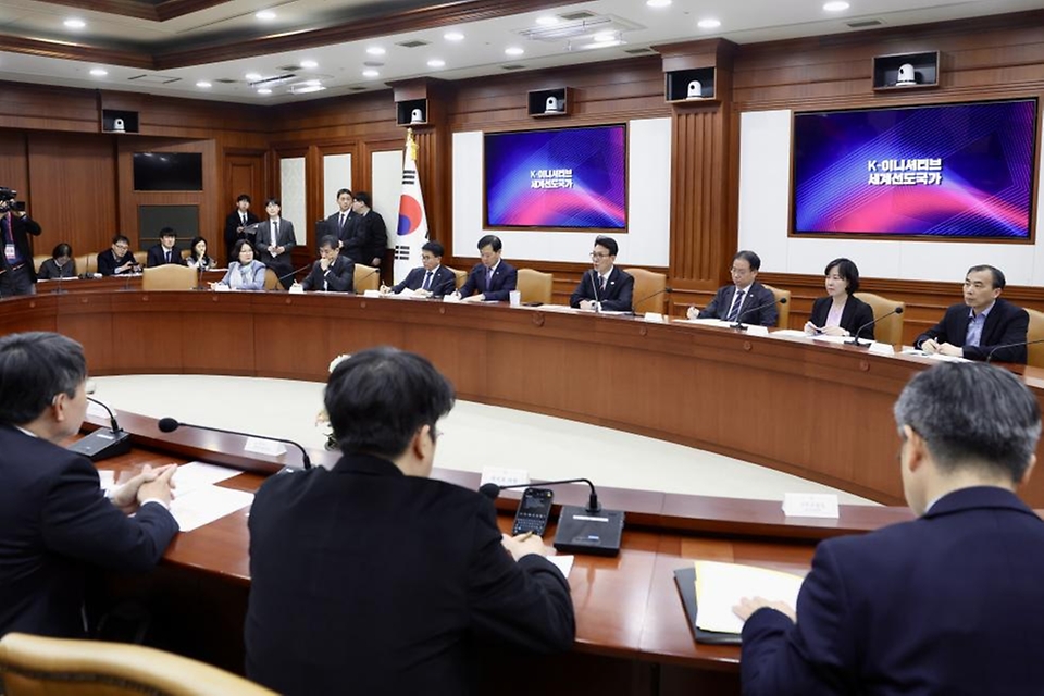 김민석 국무총리가 3월 24일 세종대로 정부서울청사에서 열린 글로벌 AI 허브 유치위원회를 주재하고 있다.