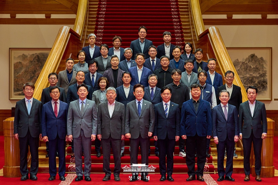 이재명 대통령이 3월 24일 청와대에서 한국노총과 간담회 후 김동명 위원장, 김영훈 고용노동부 장관 등 참석자들과 기념촬영을 하고 있다.