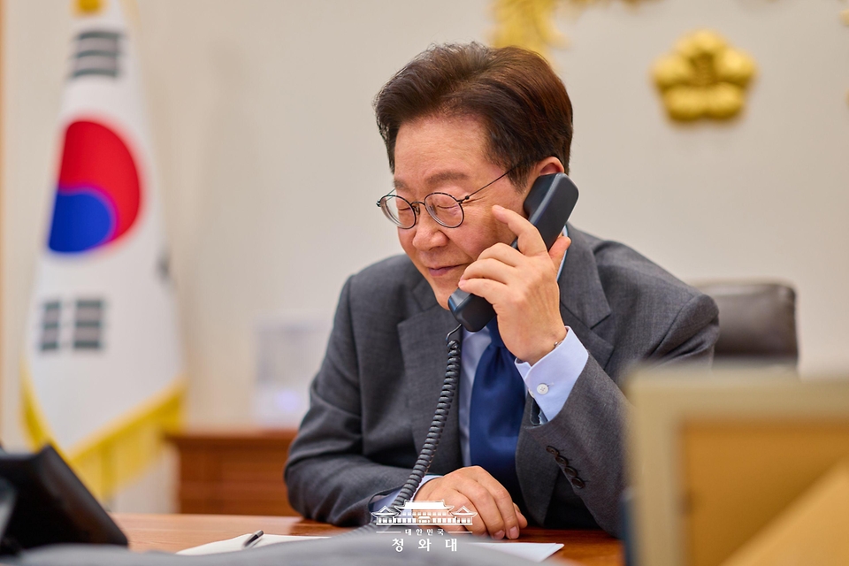 이재명 대통령이 3월 24일 청와대 여민관 집무실에서 크리스토퍼 럭슨 뉴질랜드 총리와 통화하고 있다.