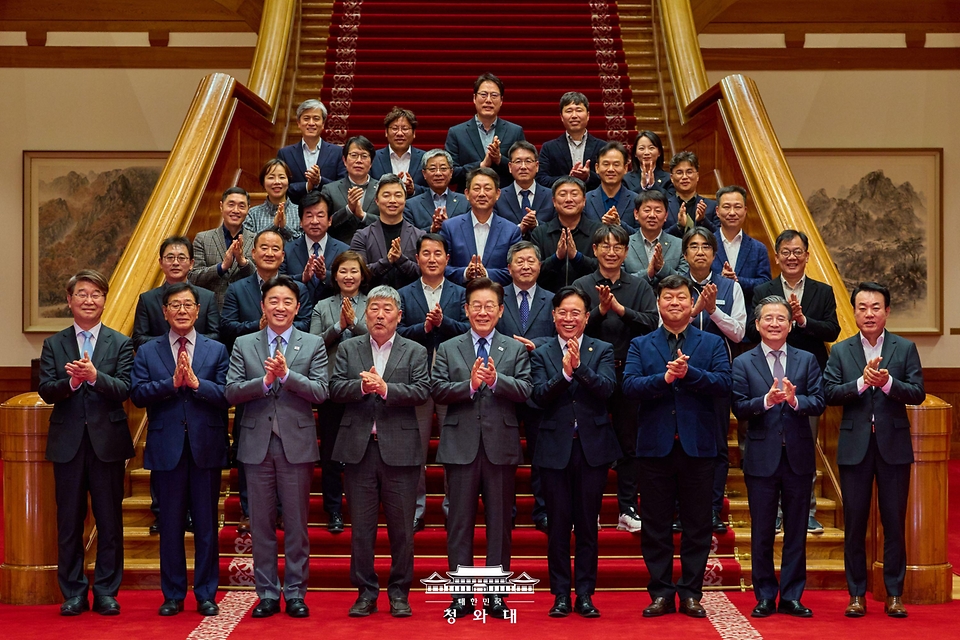 이재명 대통령이 3월 24일 청와대에서 한국노총과 간담회 후 김동명 위원장, 김영훈 고용노동부 장관 등 참석자들과 기념촬영을 하고 있다.