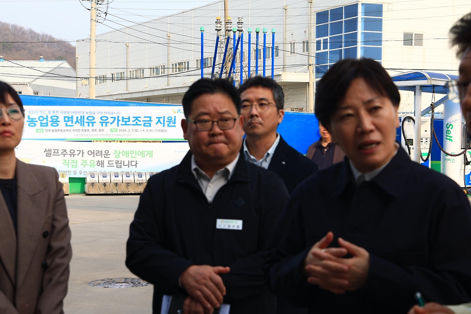 송미령 농림축산식품부 장관이 3월 24일 경기도 용인시에 위치한 사과 재배 과원을 방문해 과수화상병 사전 예방 및 비료 등 농기자재 공급 상황을 점검하고 있다. 또한 인근 농협주유소를 방문해 면세유 공급 및 가격동향 점검하고, 농협 관계자들과 면세유 가격 안정화 방안을 논의하고 있다.