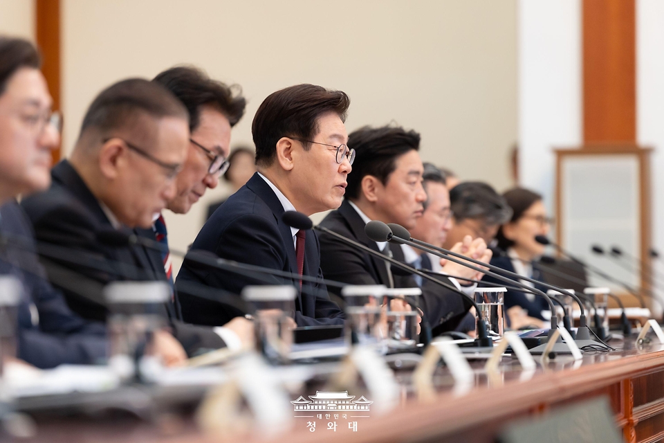 이재명 대통령이 3월 26일 청와대에서 열린 비상경제점검회의에서 발언하고 있다.