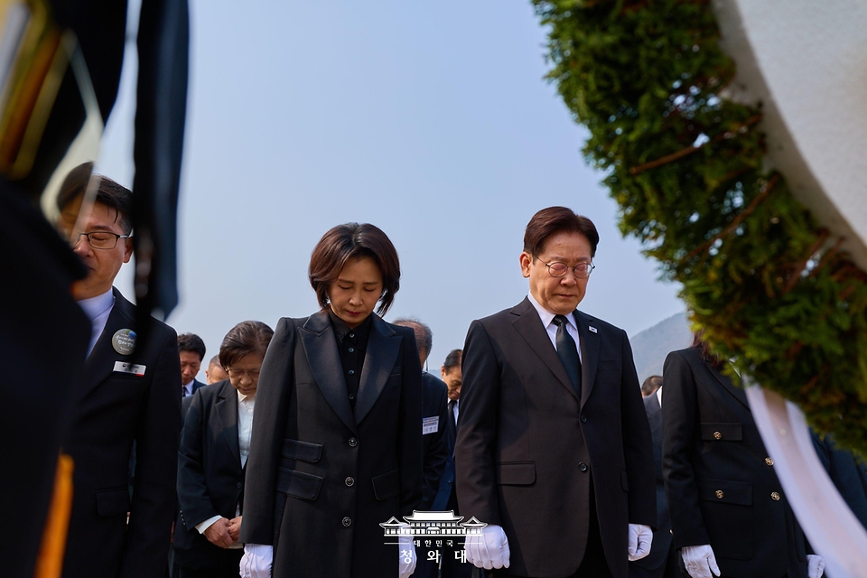 이재명 대통령과 김혜경 여사가 서해수호의 날인 3월 27일 국립대전현충원 제2연평해전 및 연평도 포격전 묘역에서 묵념하고 있다.