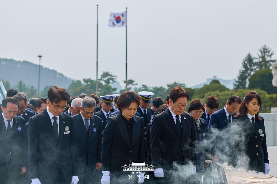 이재명 대통령과 김혜경 여사가 서해수호의 날인 3월 27일 국립대전현충원 천안함 용사 묘역에서 묵념하고 있다.