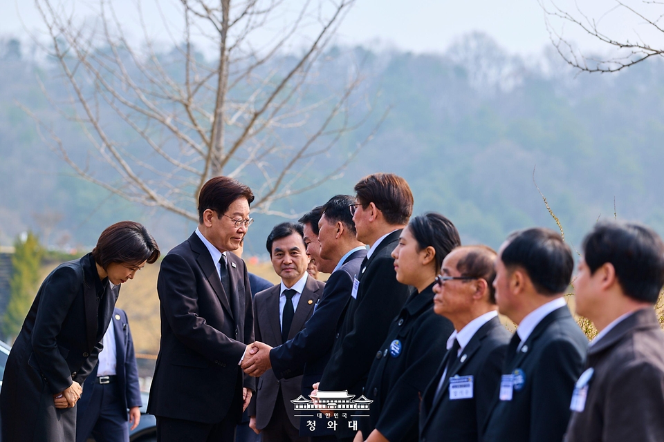 이재명 대통령이 3월 27일 국립대전현충원에서 열린 서해수호의날 기념식에서 참석자들과 악수하고 있다.