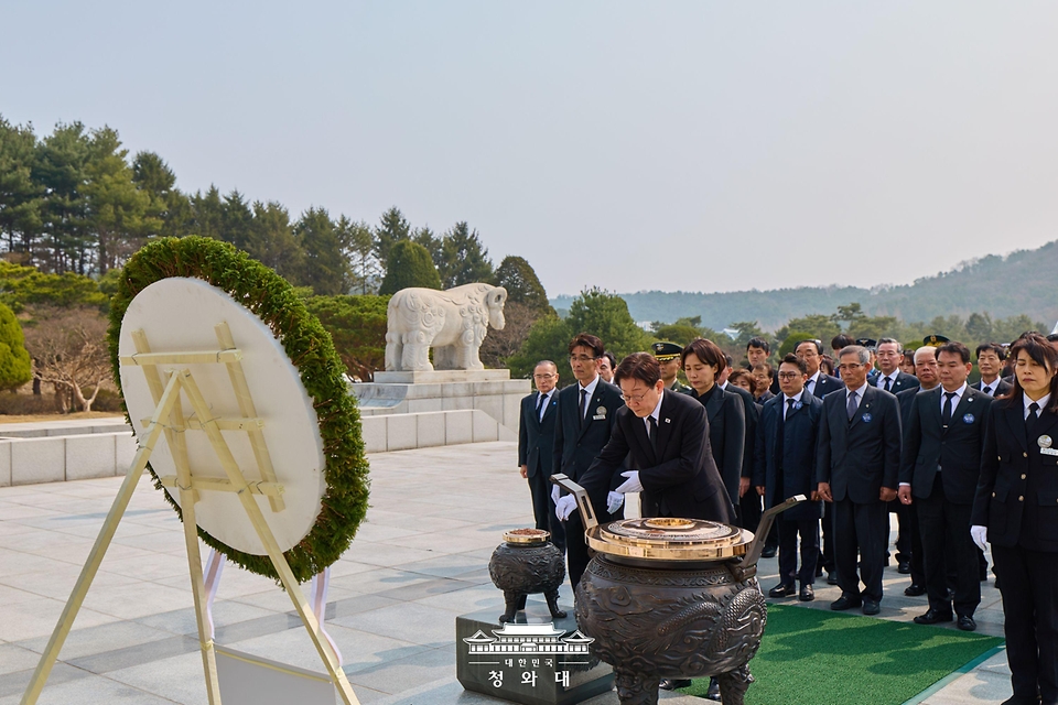 이재명 대통령이 3월 27일 국립대전현충원에서 열린 서해수호의날 기념식에서 분향하고 있다.