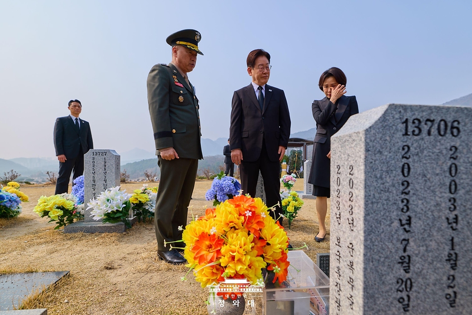 이재명 대통령과 김혜경 여사가 3월 27일 국립대전현충원에서 서해수호의 날 기념식 전 채수근 상병의 묘역을 살펴보고 있다. 왼쪽은 주일석 해병대사령관.