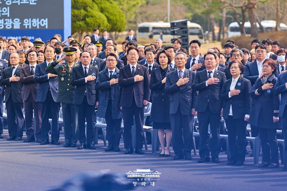 이재명 대통령과 김혜경 여사가 3월 27일 국립대전현충원에서 열린 서해수호의날 기념식에서 헌화 후 국기에 경례하고 있다.