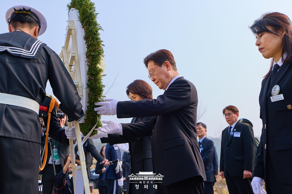 이재명 대통령이 3월 27일 국립대전현충원에서 열린 서해수호의날 기념식에서 헌화하고 있다.