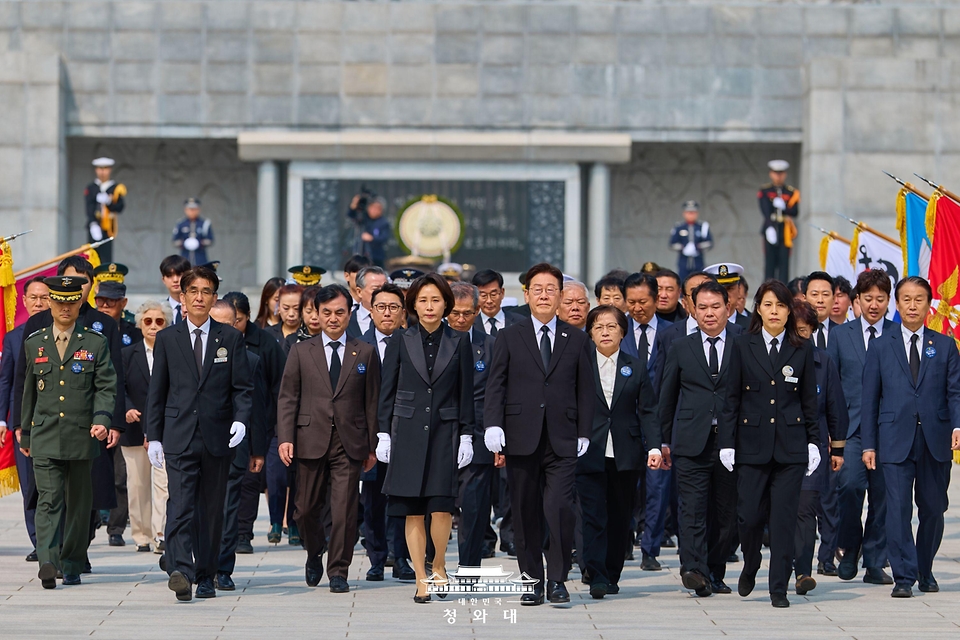 이재명 대통령과 김혜경 여사가 3월 27일 국립대전현충원에서 열린 서해수호의날 기념식에서 헌화 후 이동하고 있다.