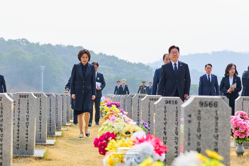 이재명 대통령과 김혜경 여사가 서해수호의 날인 3월 27일 국립대전현충원 한주호 준위 묘역에서 참배 후 이동하고 있다.