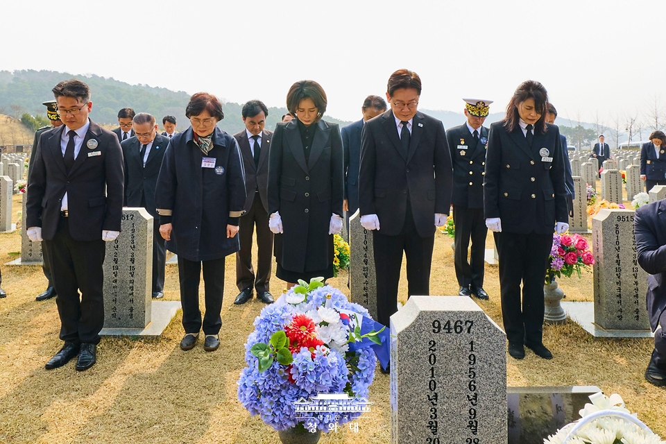 이재명 대통령과 김혜경 여사가 서해수호의 날인 3월 27일 국립대전현충원 한주호 준위 묘역에서 묵념하고 있다.