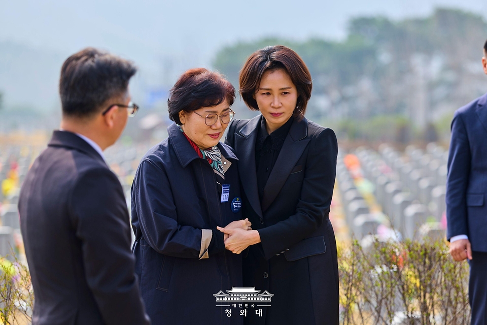 김혜경 여사가 서해수호의 날인 3월 27일 국립대전현충원 한주호 준위 묘역에서 유가족 김말순 여사를 위로 하고 있다.