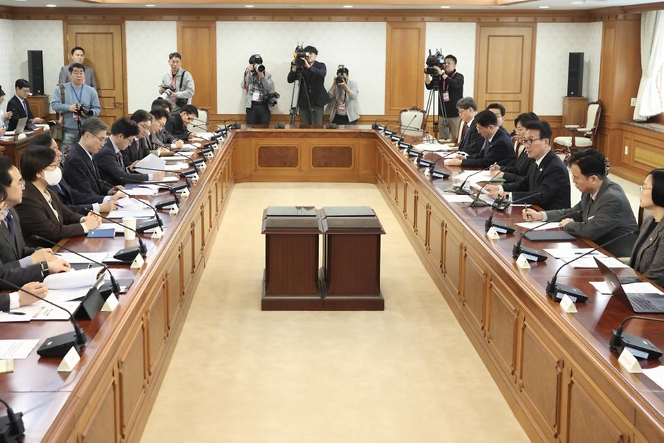 김민석 국무총리가 3월 29일 세종대로 정부서울청사에서 열린 비상경제본부회의를 주재하고 있다.