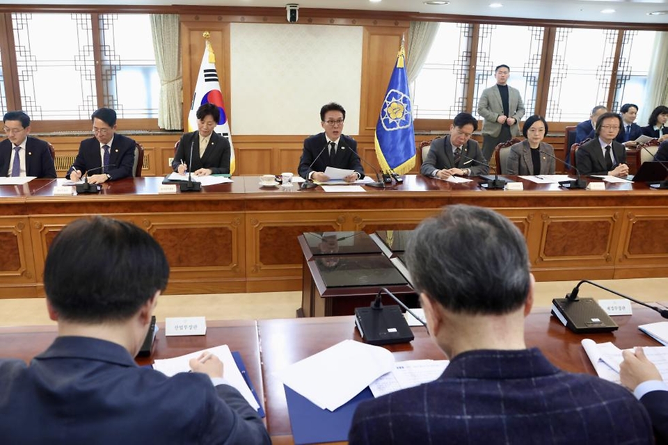 김민석 국무총리가 3월 29일 세종대로 정부서울청사에서 열린 비상경제본부회의를 주재하고 있다.