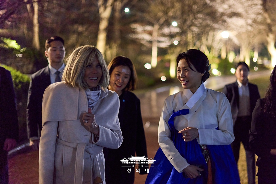 김혜경 여사와 브리지트 마크롱 여사가 4월 2일 청와대에서 열린 친교 만찬 후 산책하며 대화하고 있다.