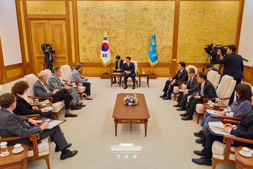 이재명 대통령이 4월 2일 청와대에서 미국 상원의원단을 접견하고 있다.